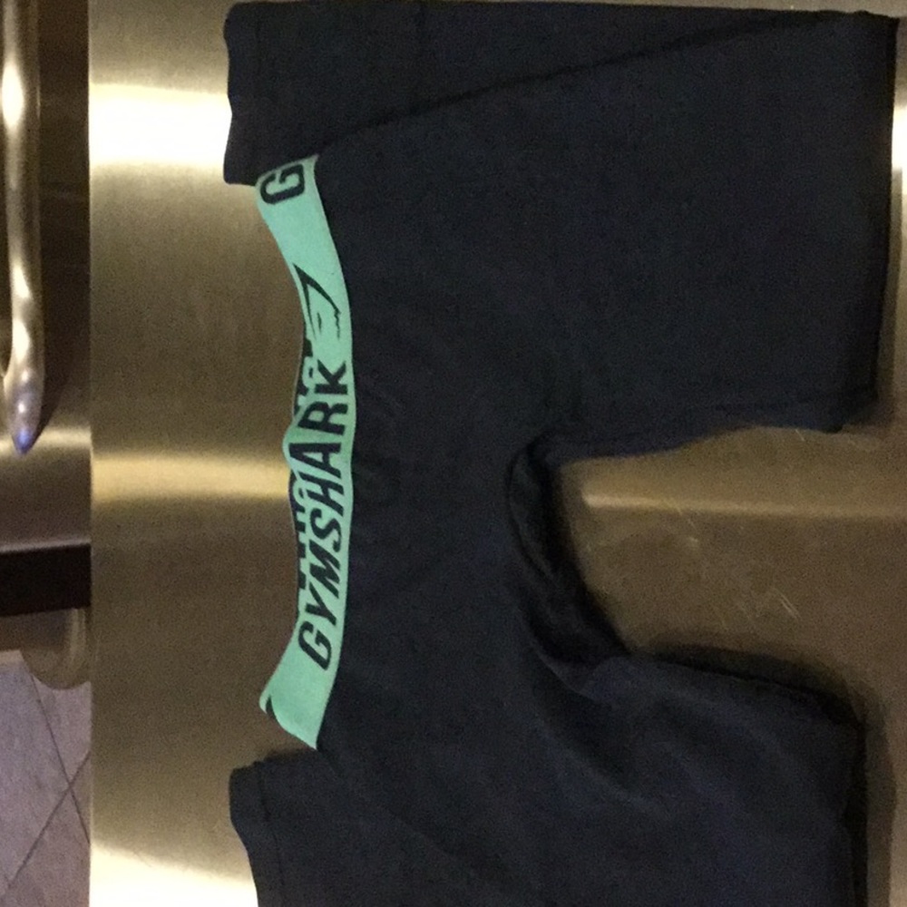 Gym shark leggings